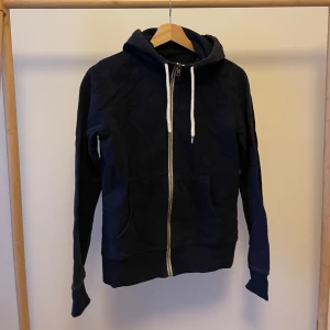 Marinblå hoodie🐻 - Marinblå hoodie/sweatshirt med dragkedja, luva & snören🐻🥰🍂🌟