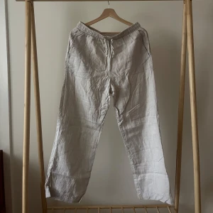 100% linnebyxor - Ett par beiga, raka 100% linnebyxor!!🤩🩷🌟❤️‍🔥