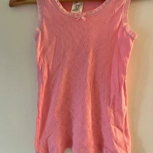 Rosa linne - Supergulligt rosa linne med fina detaljer💖🎀 Stl 134-140 men passar ca XS