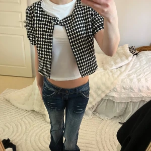 Svartvit mönstrad bolero - Säljer en superfin svartvit bolero med söta knappar i ryggen😍