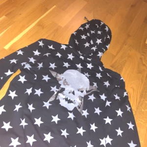 Zip Up hoodie Svart Drained - Zip hoodie med stjärnor och dödskalle på ryggen drained asf