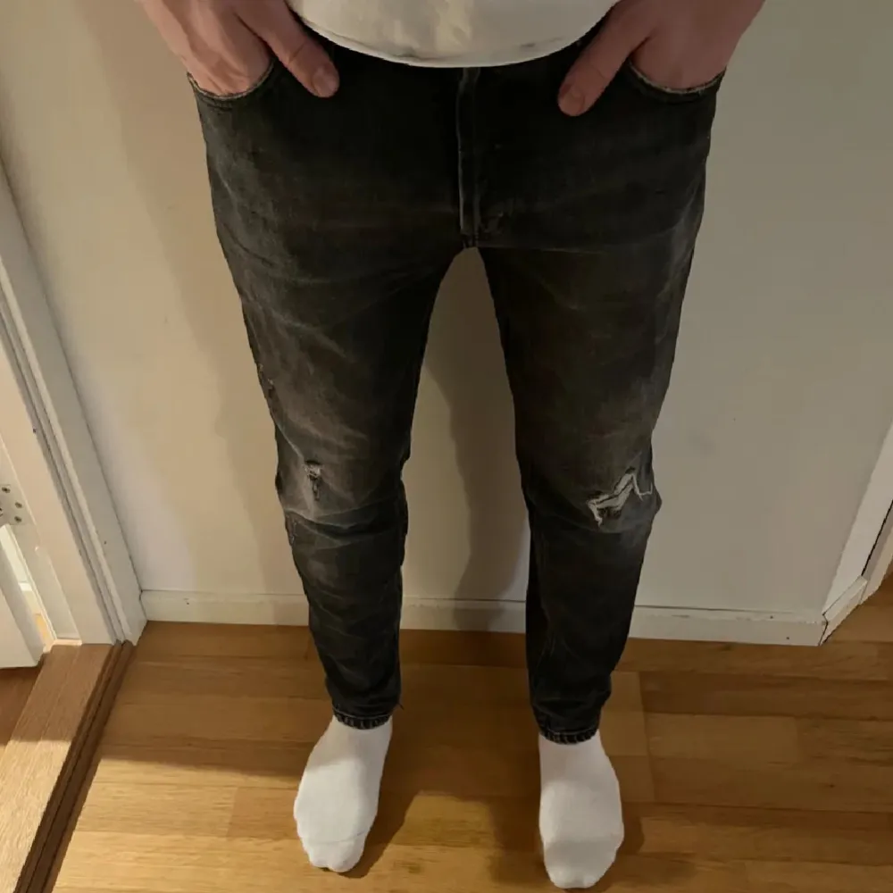 Tja, säljer nu ett par trendiga och eftertraktade Dondup jeans i storlek 31 | Killen på bilden är 175 | Kom privat för fler bilder eventuellt frågor angående jeansen, mvh Max🤩. Jeans & Byxor.