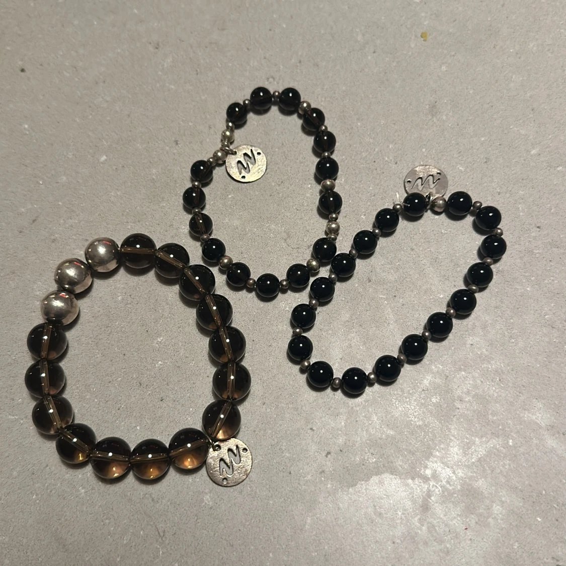 Svarta och bruna armband med pärlor