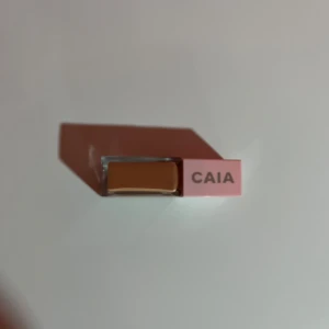Caia Beige gloss - Hej, säljer denna så fina caia gloss i färgen beige gloss. Inte så använd alls, därav säljer den. Originalpris 195 kr. 💕💕