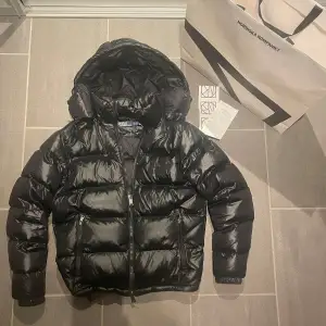 Säljer nu min feta Polo Ralph Laurent Puffer Jacka som är köpt på NK, kvittot finns kvar. Den är i storlek S men passar även M. Jackan är i perfekt skick utan några skador, repor eller märken. Jackan passar till precis alla stilar och klädesplagg. 