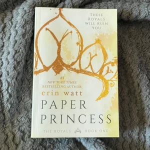 Paper Princess - Säljer boken 'Paper Princess' av Erin Watt, första delen i serien 'The Royals'. Boken har några skador (se bilder) därav priset.