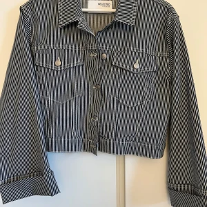 Randig croppad jacka från Selected Femme - Säljer en superfin randig jacka från Selected Femme. Den är croppad och har en klassisk krage med knappar framtill. Säljer även kjolen! Nypris på jackan 1299kr