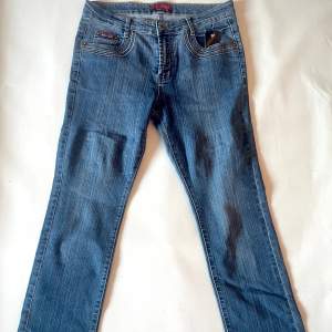 Säljer ett par klassiska blå jeans från H&L i bra skick. De har en snygg straight passform och är perfekta för vardagsbruk. Jeansen har en knapp och dragkedja framtill samt fem fickor. Perfekta för både höst och vår!