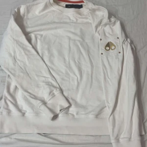 MOOSE KNUCKLES TRÖJA - Hej! Jag säljer min Moose Knuckles tröja som har aldrig blivit använd. Eftersom jag fick det som i present men den passade aldrig mig. (ÄKTA), NY PRIS 2600kr