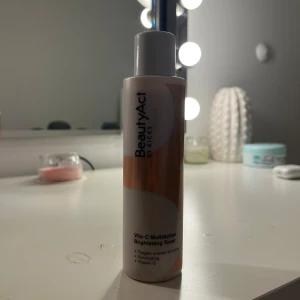 Vita-C Multiaction Brightening Toner från BeautyAct - Fräsch toner från BeautyAct med C-vitamin för en strålande hy. Perfekt för att ljusa upp och jämna ut hudtonen. Kommer i en smidig flaska som är lätt att använda. Perfekt för daglig användning för att ge huden en extra boost av lyster.