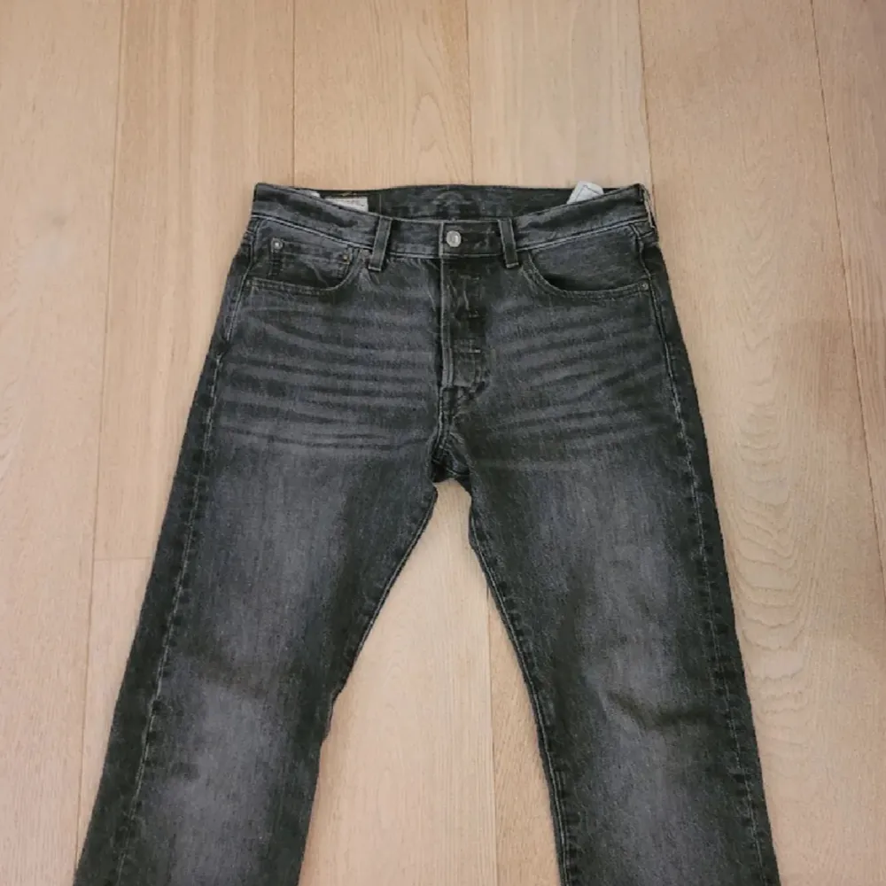 Säljer ett par klassiska svarta Levis 501 jeans i bra skick.. Jeans & Byxor.