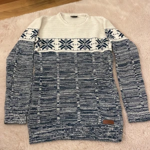 Stickad tröja från Loves Sportwear - Säljer en mysig stickad tröja. Perfekt för kyliga dagar. 