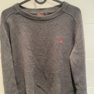 Morris sweatshirt  - Snygg Morris tröja som jag har sytt om och förminskat bredden på så den blev bättre passande (bild 4). 