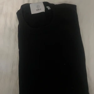 Bäck tröja - En snygg tröja att ha en skjorta under.Storlek S men passar även M. Vid funderingar hör gärna av er. Nypris: 699kr