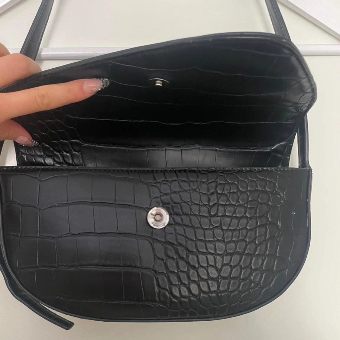 Svart axelväska med krokodilmönster - 91