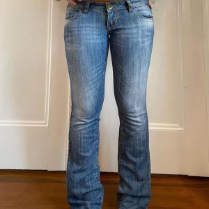 lågmidjade bootcut jeans - säljer mina assnygga jeans då de tyvärr inte kommer till användning! dragkedjan på gylfen är trasig men syns inte när man har på dem, går annars att laga hos en skräddare💕