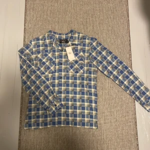 RRL Ralph lauren skjorta  - Snygg och ovanlig rutig skjorta från Ralph lauren RRL med lapparna kvar. Strl S. Köpt i deras butik i Rom för runt 2800kr mitt pris: 1579. Kvitto finns. Jätte skön och bra kvalite 