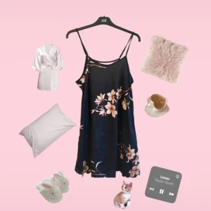  blommig nattlinne  - Säljer ett superfint nattlinne med vackra blommor i rosa och beige. Den är ärmlös med smala axelband och har en lös passform, perfekt för sommardagar eller en varm dag. Materialet känns lätt och luftigt, vilket gör den bekväm att bära hela helgen. 🌸