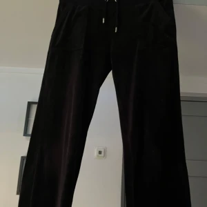 Juicy set💕 - Säljer byxor och tröja då de aldrig använda längre, bra skick utöver att metallen har lossnat(bild 5) tröja i storlek L passar s,m och L beroende på hur tajt man vill ha den och byxor i M passar både M och S pris går absolut att diskutera🥰