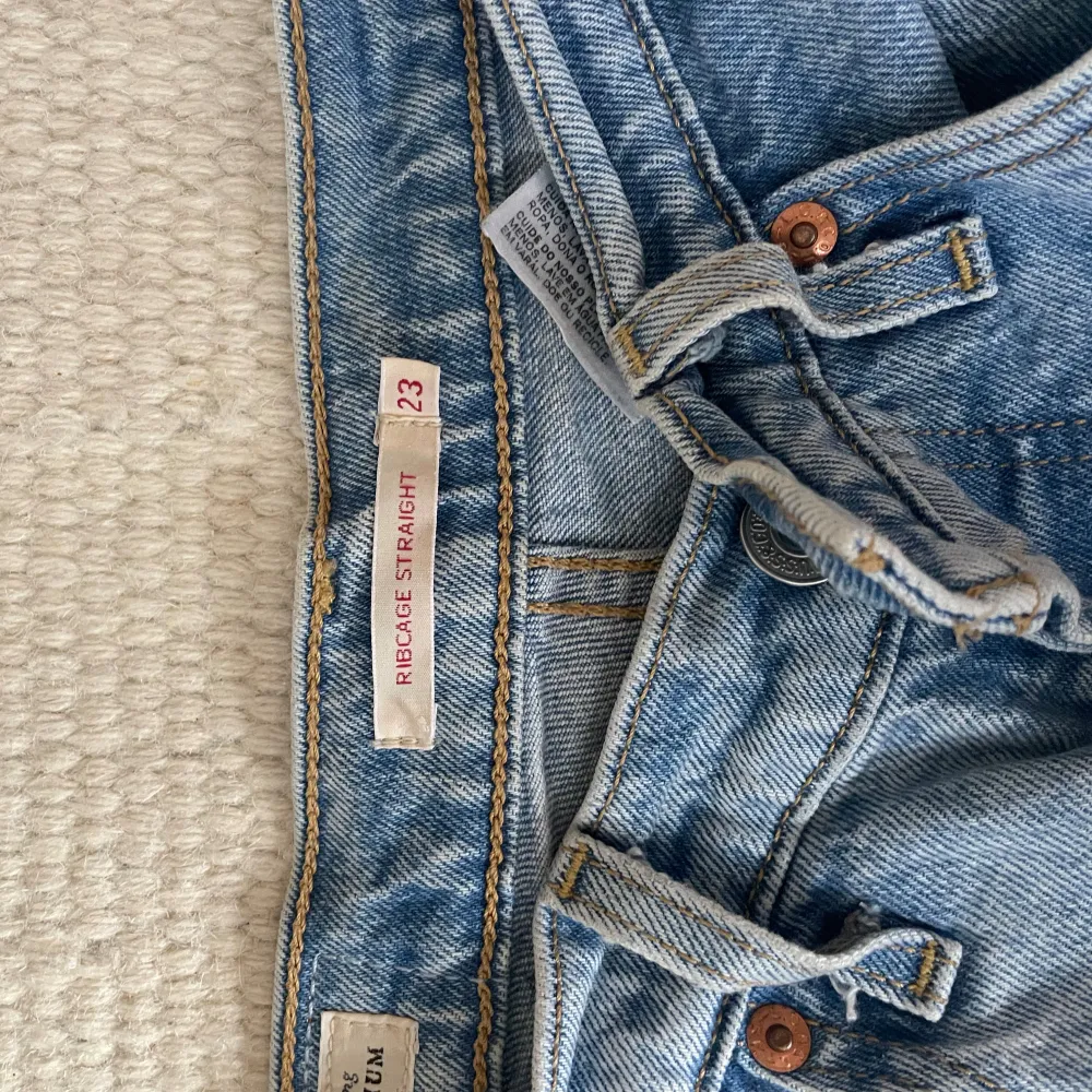 Säljer ett par jeans från Levis, Ribcage straight i storlek W23 L29. Knappt använda!. Jeans & Byxor.