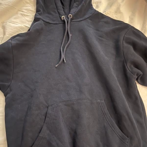 Mörkblå hoodie från Monki - Säljer en mörkblå hoodie från Monki i storlek XXS. Den är supermjuk och perfekt för kyliga dagar. Har en liten fläck på framsidan, men annars i bra skick. Perfekt för en avslappnad stil eller mysiga hemmakvällar. 🧢