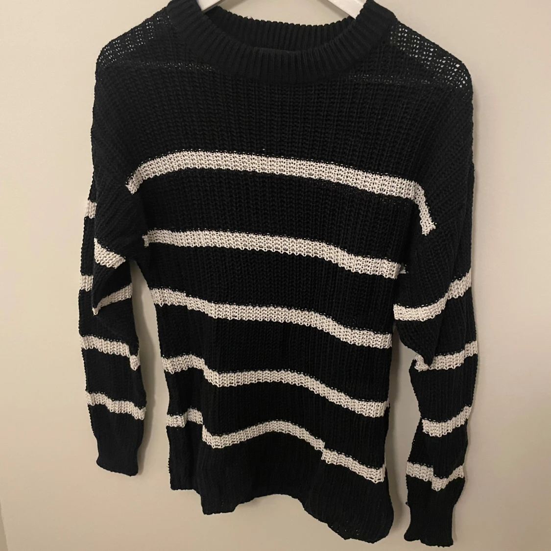 Svart och vit randig stickad tröja från 157 - 90