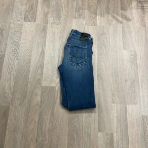 Replay anbass - Snygga replay anbass bra nu inför höst/vinter🍂🙌🏻jeansen är i toppskick helt utan defekter 💯nypris ligger på 2000 vårat pris 399 som skit bra pris det går alltid att diskuteras🤝🤝🤩