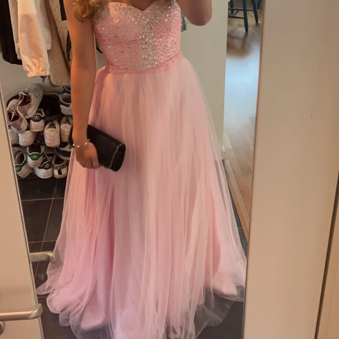 Rosa axelbandslös balklänning