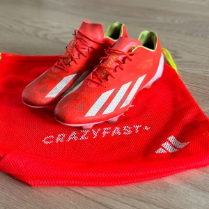 Adidas crazyfast + - Säljer mina fotbollsskor eftersom jag använder ett par andra skor. Använt dom ungefär en vecka så skicket är 9/10. Kan tänka mig att gå ner i pris vid snabb och smidig affär. Bara höra av sig vid frågor!!