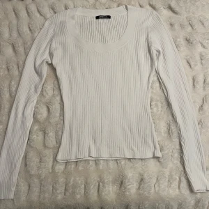 Ribbad tröja  - Vit ribbad tröja från Gina Tricot i storlek S. Använd en gång!! Väldigt skönt material och även stretchigt så skulle lika gärna kunna passa en M.