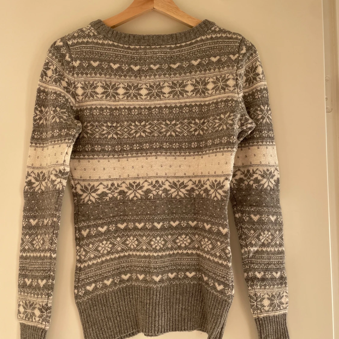 Grå stickad tröja från H&M - 90