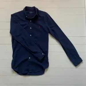 Säljer nu denna Ralph lauren skjorta i ny skick! Storlek S och är slim fit. Kan gå ner i pris vid snabb affär 🤝