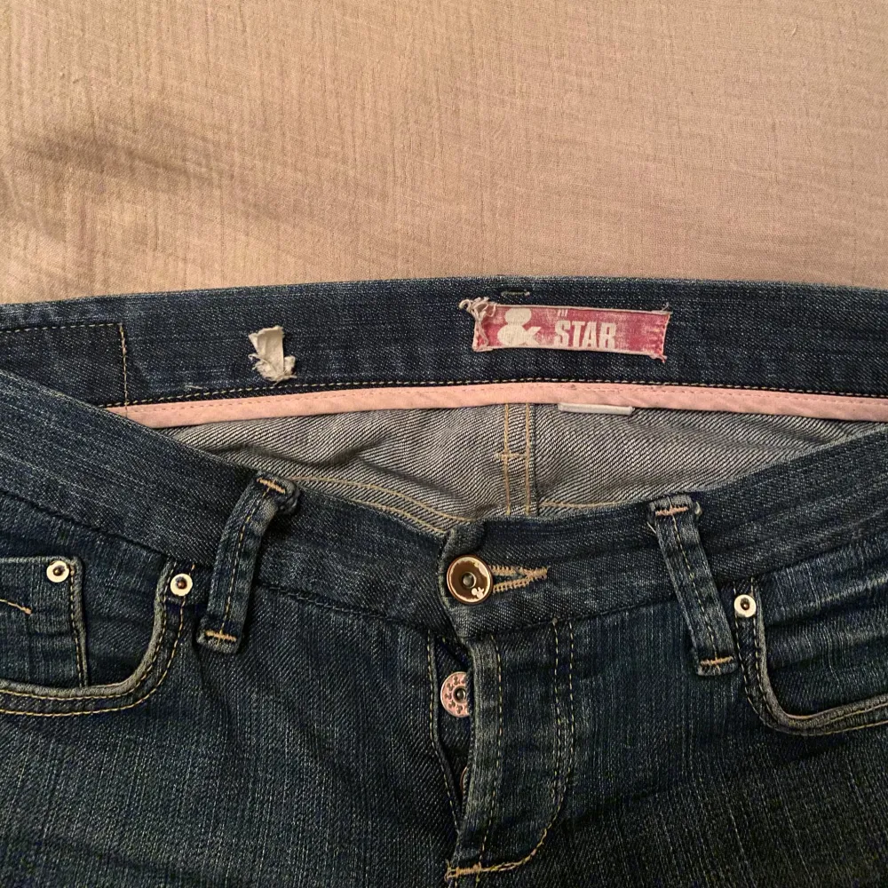 Säljer ett par snygga mörkblå jeans i bootcut-stil. De är lågmidjade och har en klassisk femficksdesign.  Är långa då jag är 180cm. Vintage hm jeans. Jeans & Byxor.