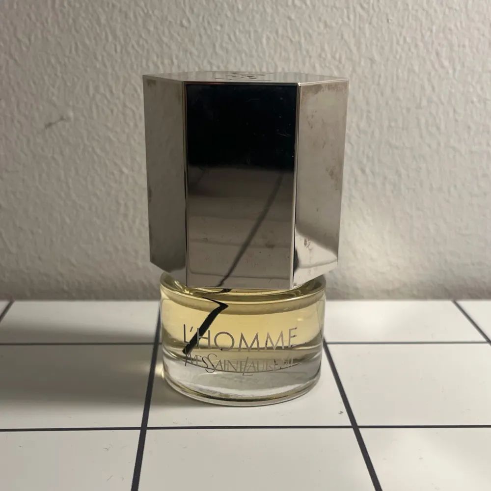 Säljer en L'Homme parfym från Yves Saint Laurent. Det är ungefär 30/40 ml kvar i flaskan . Parfym.