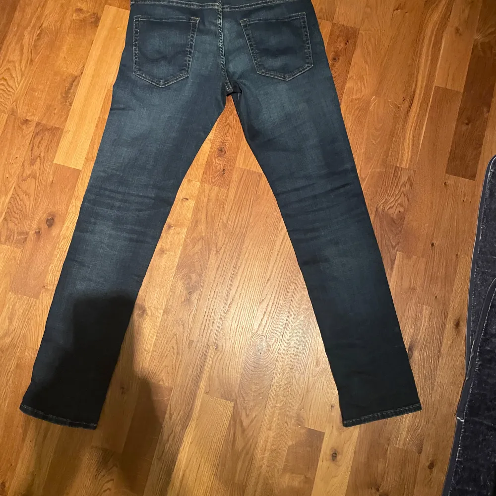 Säljer ett par snygga Jack and Jones i bra skick. Dem är i model slim Glenn storlek W29 L32. Jeans & Byxor.