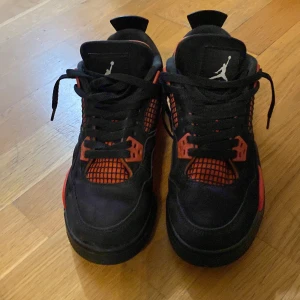 Red thunders Nike Air Jordan 4 - Säljer ett par snygga Nike Air Jordans4 i svart och rött. Skorna har en cool design med snörning och den klassiska jorden märket dör bak.  Vi kan diskutera om priset. Köpare bara från linköping. 