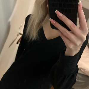 Svart långärmad tröja - Säljer en stilren svart långärmad tröja i mycket bra skick. Perfekt för höst och vinter, med ett diskret mönster som ger en extra touch. Tröjan har en normal passform och är superbekväm att ha på sig. Passar både till vardags och lite finare tillfällen. 🖤