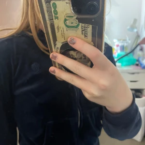 Svart hoodie från Juicy Couture - Säljer en svart hoodie från Juicy Couture i bra skick. Den är supermjuk och har en dragkedja framtill. Perfekt för höst och vår, och funkar både till vardags och chillkvällar. Materialet är mestadels polyester vilket gör den både bekväm och lätt att tvätta. Original pris 600