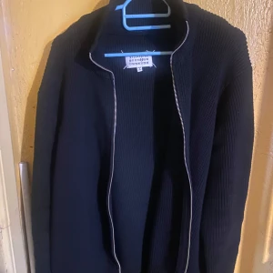 Margiela Knitted Zip Up - Storlek: XL passar folk mellan 185-190! Skick: 8/10, liten defekt på baksidan, inte något man märker när den används! Väldigt fin och tjock, väger ca 1kg! Frågor och bilder kom gärna PM! Priset går att diskutera!!
