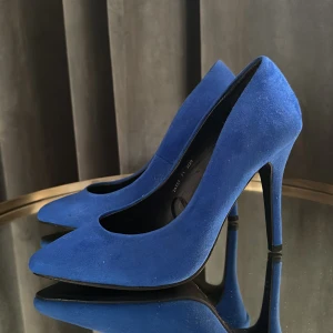 Stilettklackar coboltblå - Coboltblå stilettklackar från Atmosphere, Stl 36. Använda 1-3ggr.