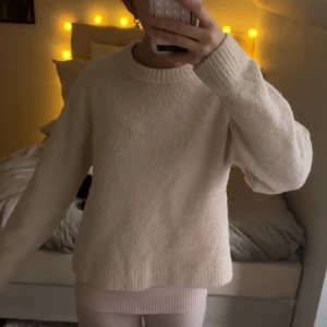 Beige stickad tröja - Jätte mysig ljusrosa stickad tröja ifrån hm🥰knappt använd och tröjan är inte nopprig utan den är så i materialet🎀