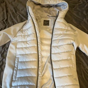 Vit quiltad jacka från Primark - Säljer en snygg vit quiltad jacka från Primark i storlek small. Jackan har en dragkedja framtill och en praktisk huva. Perfekt för kyliga dagar och ger en stilren look. Nästintill aldrig använd , så den är i nyskick. Pris kan diskuteras vid snabb affär.