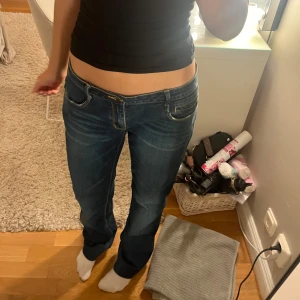 Blå jeans i bra skick - Säljer ett par snygga blå jeans i bra skick. Passformen är normal och de är riktigt bekväma att ha på sig. Stl 40 men skulle säga mer 36/38💞