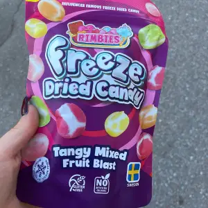 Säljer en påse med Rimbies Freeze Dried Candy i smaken Tangy Mixed Fruit Blast. Godiset är glutenfritt och innehåller inga artificiella färger. Förpackningen är lila med färgglada fruktbilder och väger 80g. Perfekt för dig som älskar syrligt och fruktigt godis! Råkade köpa fel smak därför säljer jag denna🌸 jag köpte denna för 69kr