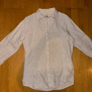 Beige skjorta - En extremt snygg beige skjorta från Zara i storleken S. köpt för 799kr i Italien. 9.5/10 i skick då den nästintill är som ny, använd kanske max 2-3 gånger 