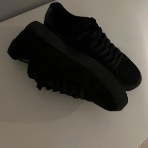 Skor herr - Säljer dessa helt nya skor från Boozt. Använt runt 1-5 gånger bara. Jättefin skor för men😍