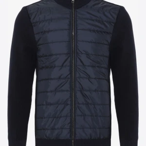 Jimmy Sanders Cardigan - Säljer nu den här tvär feta Jimmy Sanders cardiganen, pga att den inte kommer till användning🫡🤩Skick 8,5/10. Skulle säga att den passar mellan 175-180🫡 Nypris runt 1300kr mitt pris 749🤩