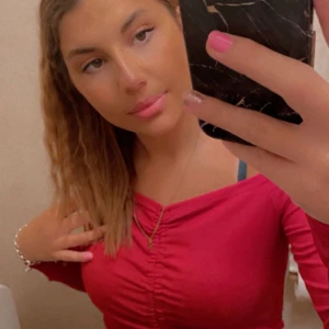 Röd topp - Säljer denna för jag inte använder den längre, bra skick använt några gånger. Men inget slitage. 