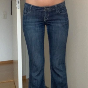 Low waist bootcut jeans  - Skriv om du har några frågor!💕