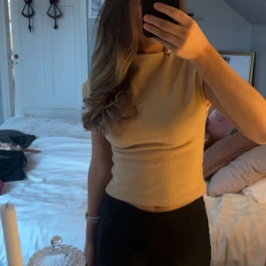 Beige stickad topp - Säljer denna snygga beigea stickade toppen. Säljer även en likadan fast röd💖💖